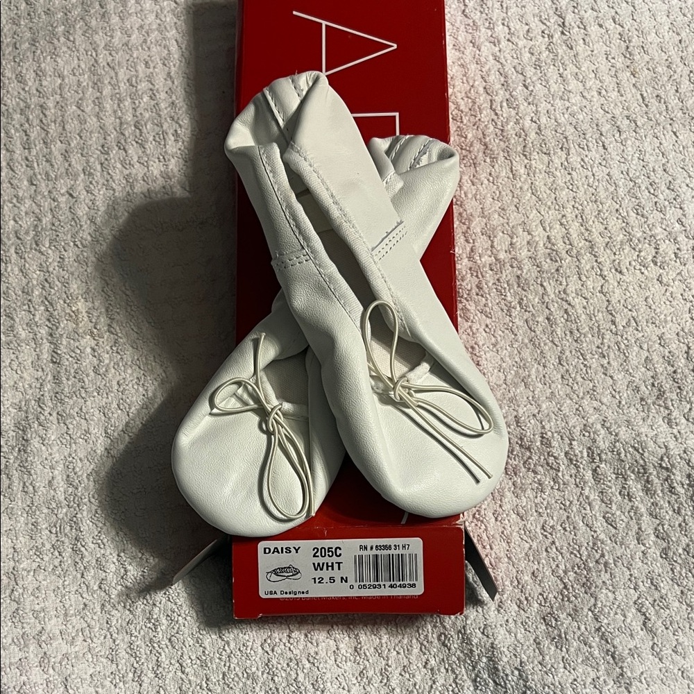 NWT - Capezio Girls White Ballet Shoes Size 12.5 N